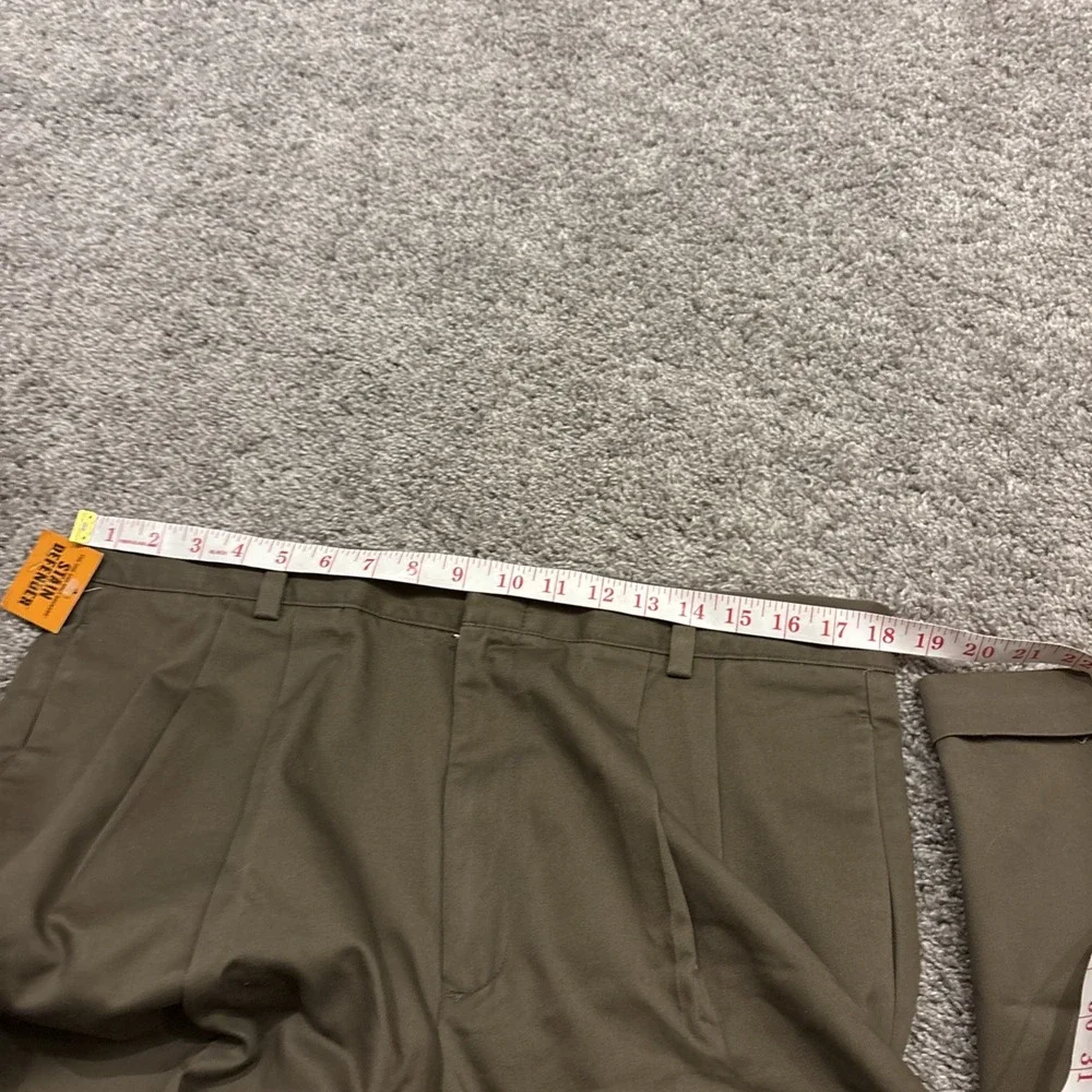 NEW DOCKERS GO KHAKIS Mens 36X32 Khaki Stain Defender Classic Fit Pleated Cuffed